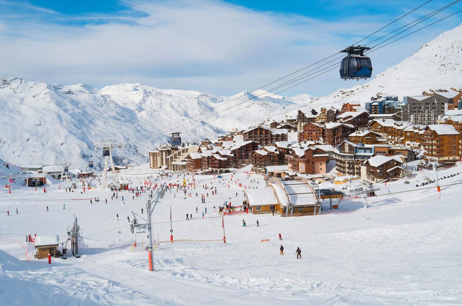 <strong>Platz 2: "</strong>Trois Vallées" befindet sich ebenfalls in Frankreich und bietet ein gigantischen Skigebiet von 600 km – damit ist es das größte Skigebiet der Welt und mit rund 66 Euro pro Erwachsenen pro Tag noch relativ erschwinglich.