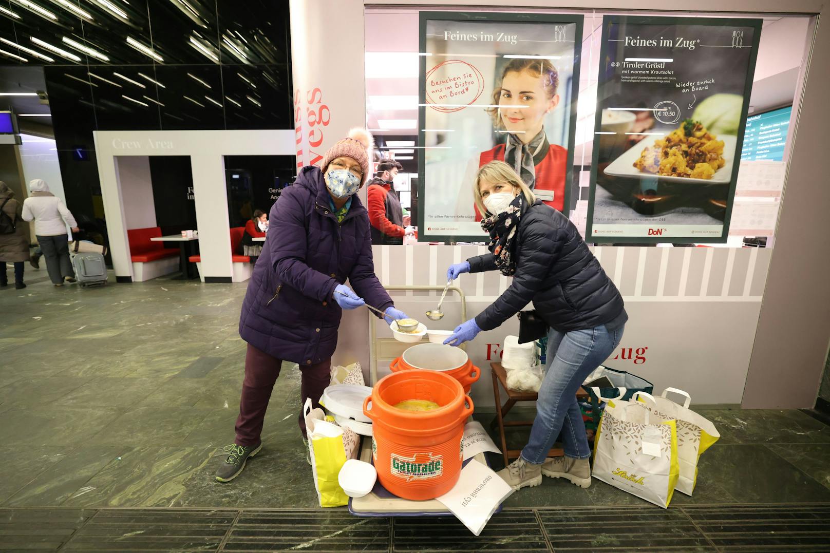 Martina Gsur (55) und Angelika Mulle (57) verteilen warme Suppe an Geflüchtete.