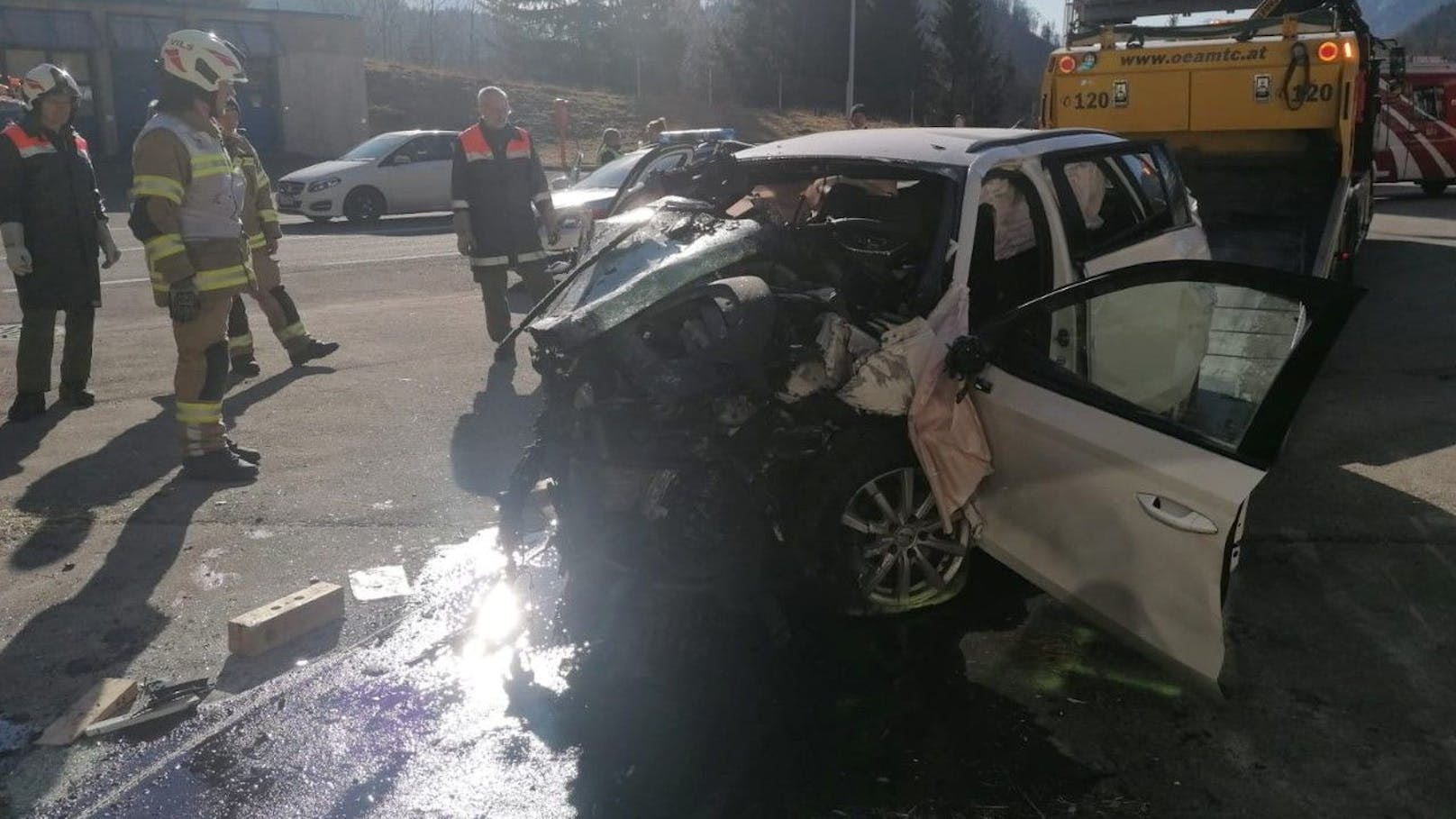 In Vils hat sich am Sonntag (13.03.2022) ein tödlicher Verkehrsunfall ereignet. Für die beiden Insassen des Pkw kam jede Hilfe zu spät.