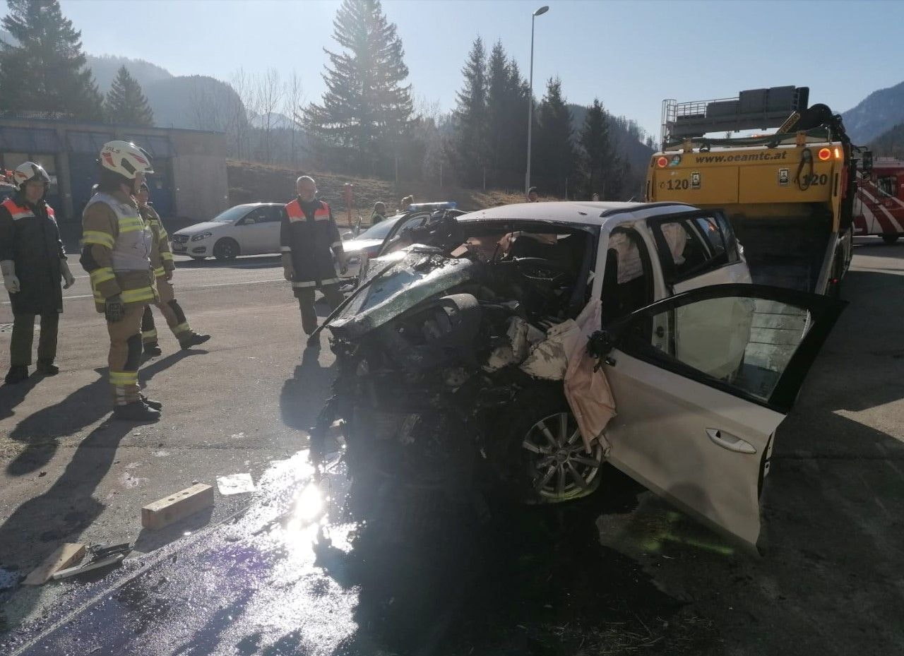 Heute.at - Pkw kracht gegen Grenztunnel – Lenker und Beifahrer tot