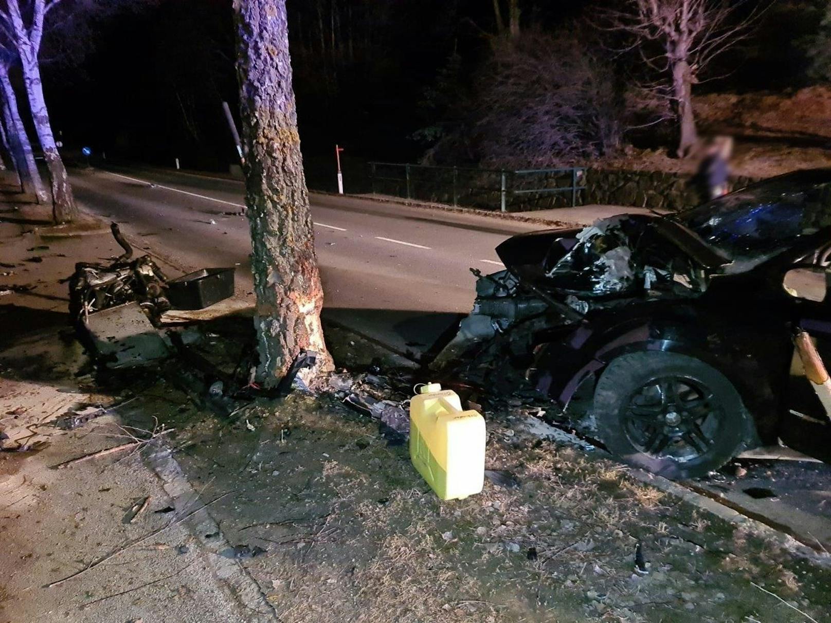 Durch den wuchtigen Aufprall wurde der Motorblock heraus gerissen.