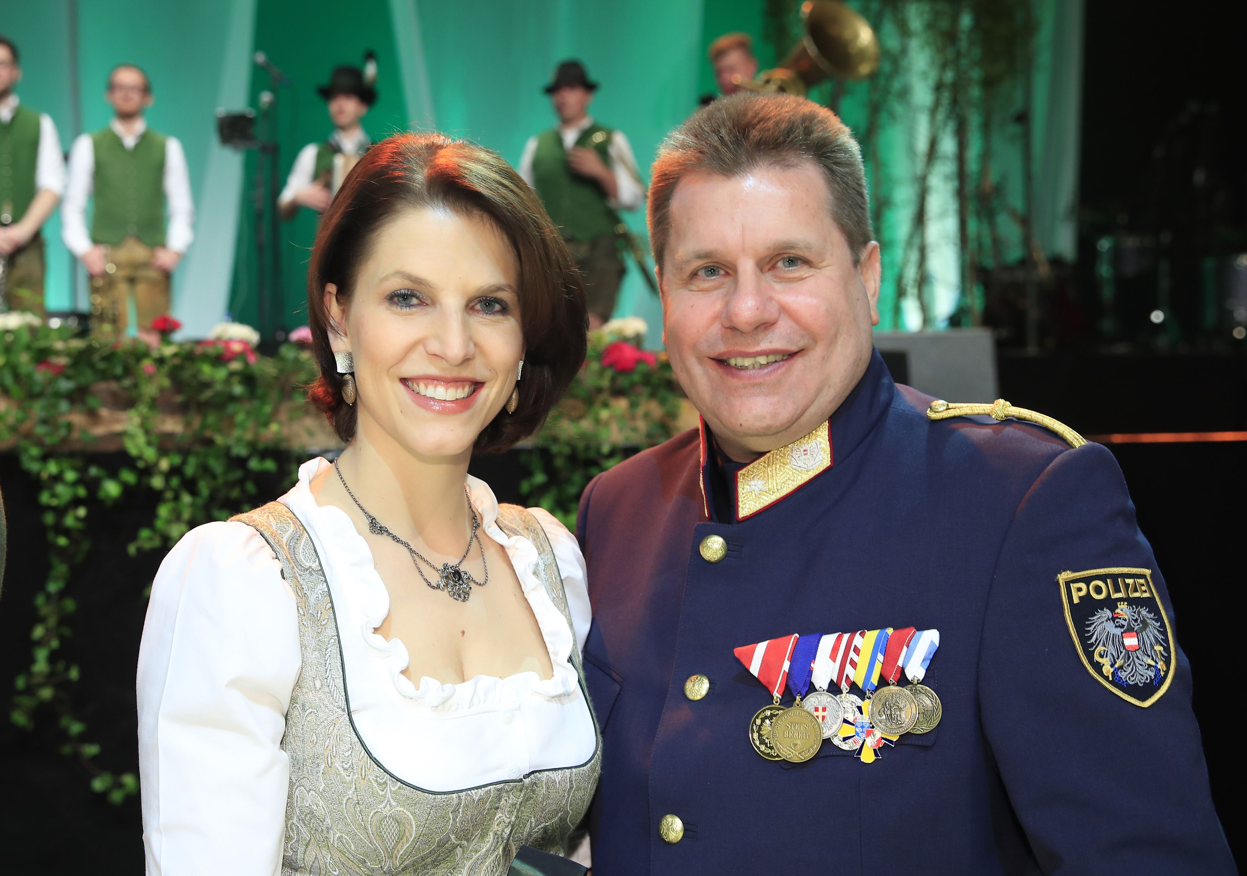 Generalmajor Michael Takács und Verfassungsministerin Karoline Edtstadler beim Bauernbundball 2019. 