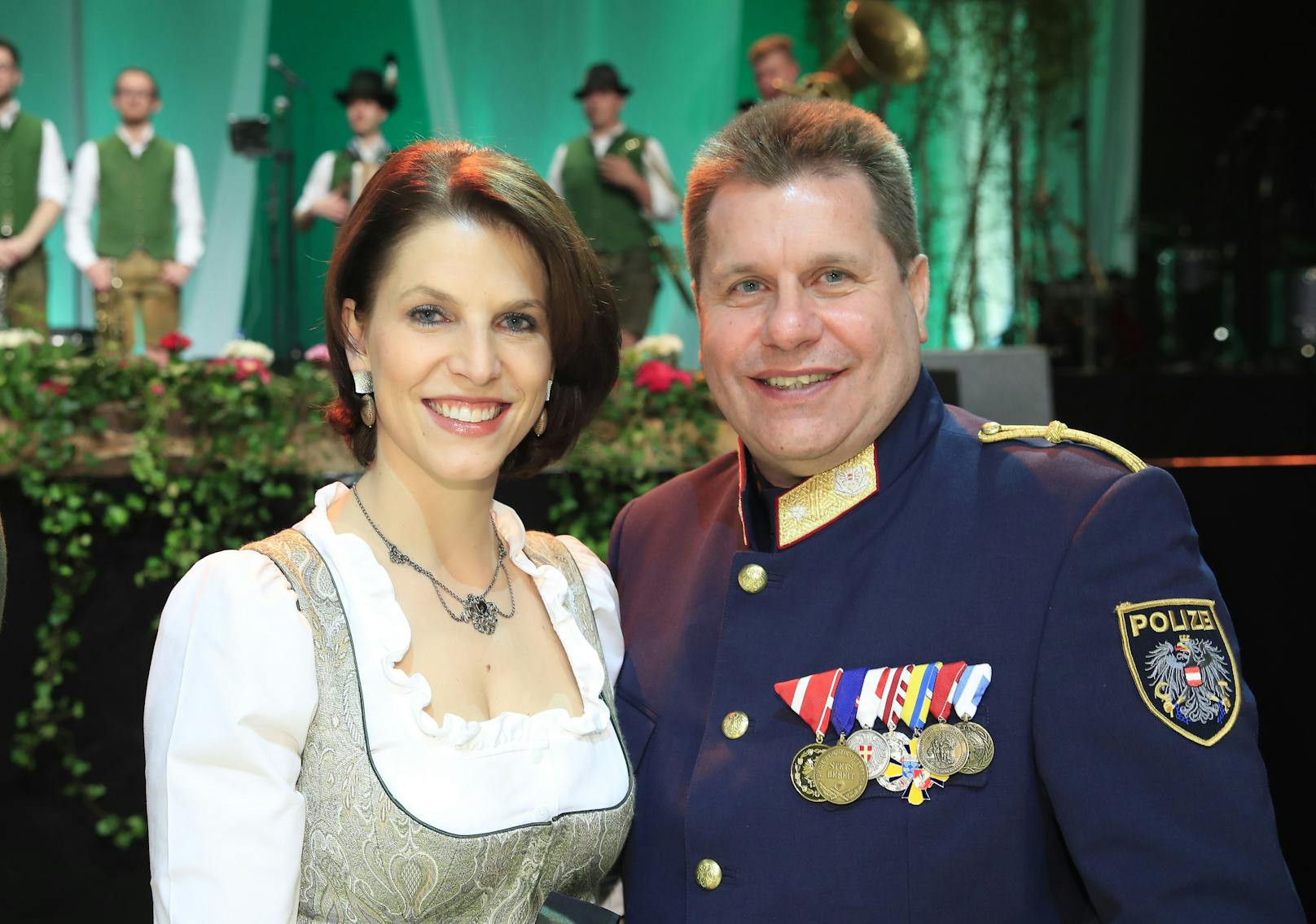 Generalmajor Michael Takács und Verfassungsministerin Karoline Edtstadler beim Bauernbundball 2019. 