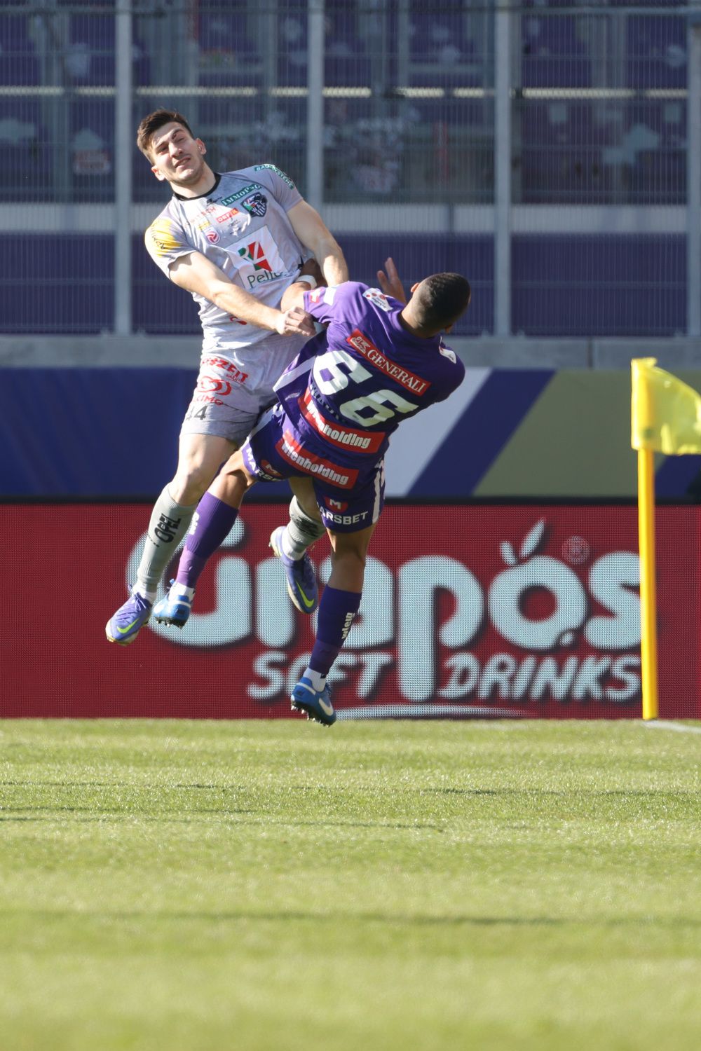 Luka Lochoshvili kracht mit Marvin Martins zusammen.
