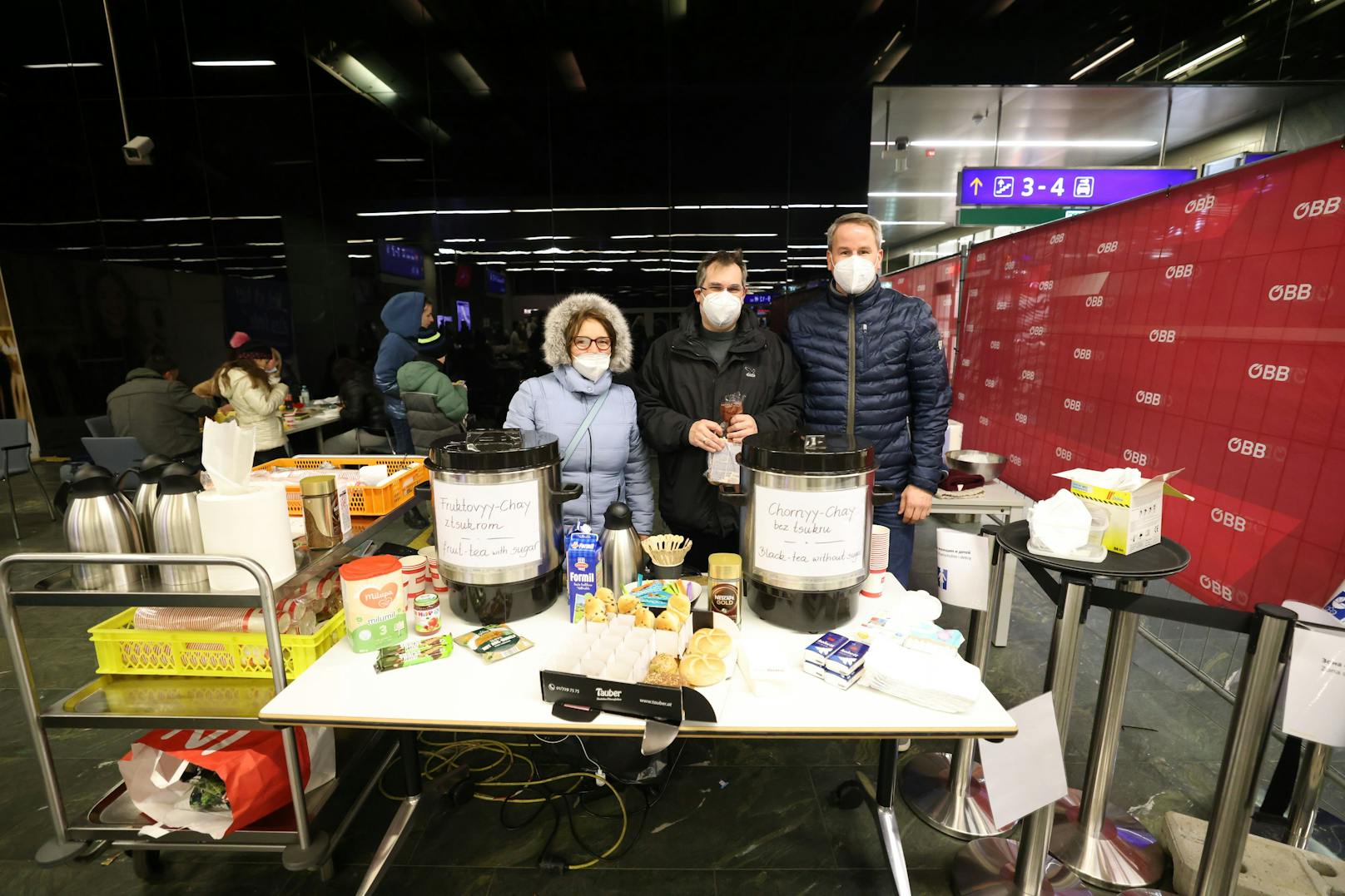 ÖBB-Mitarbeiter und Freiwillige schenken Tee und Kaffee aus.