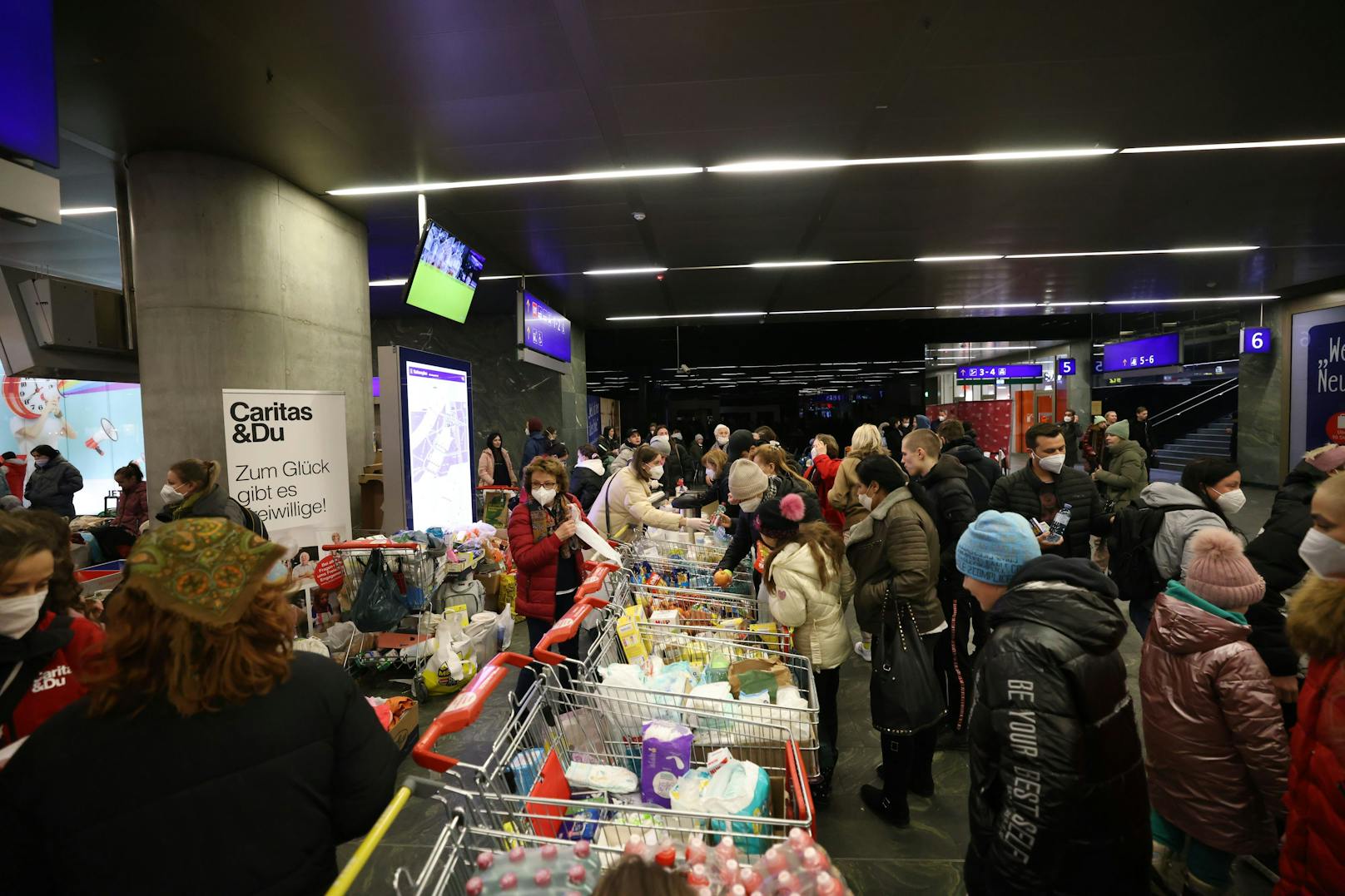 Die Solidarität ist groß: Caritas, ÖBB und Freiwillige helfen, wo es geht.