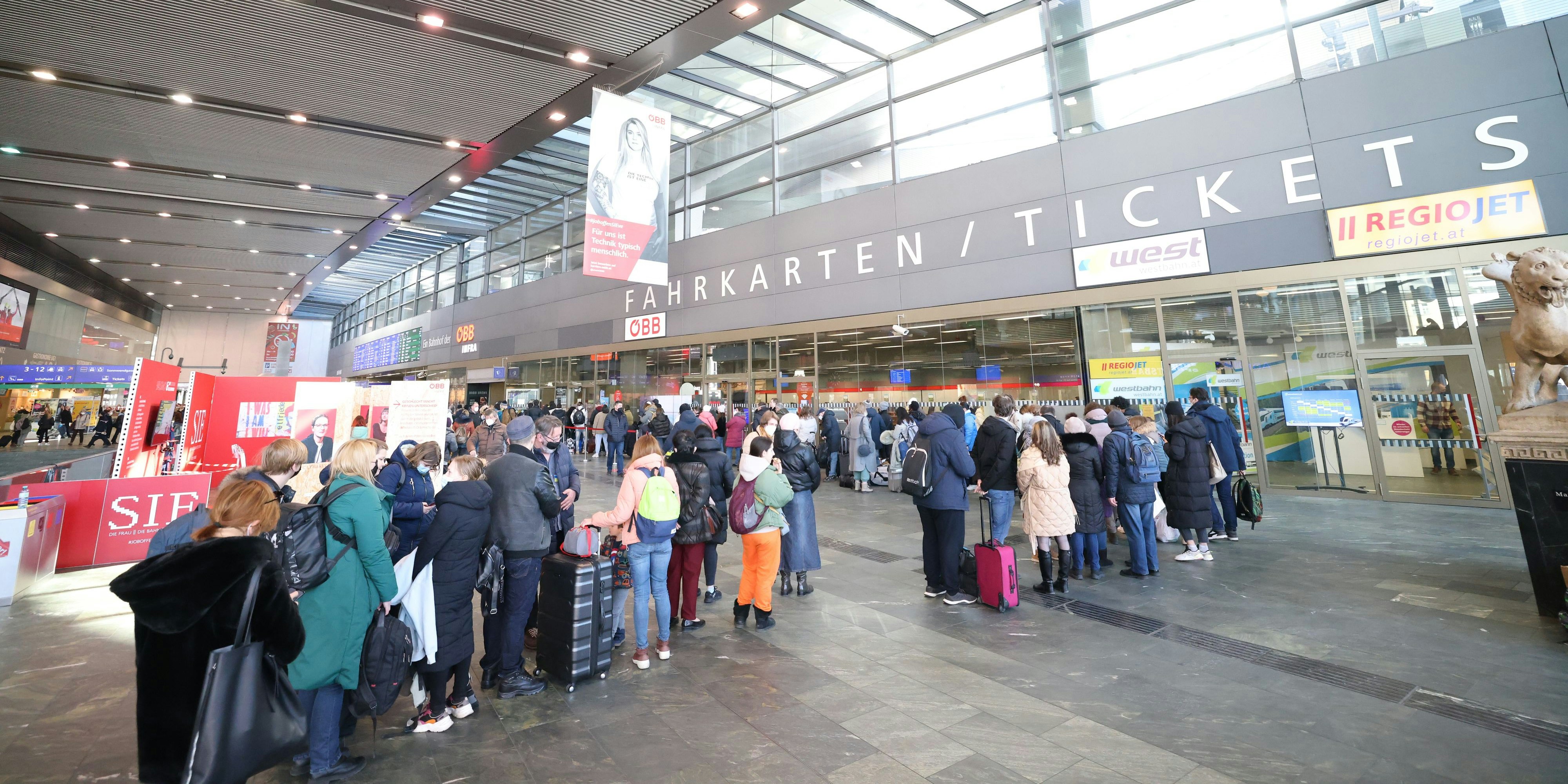 Warten auf  ein Zugticket