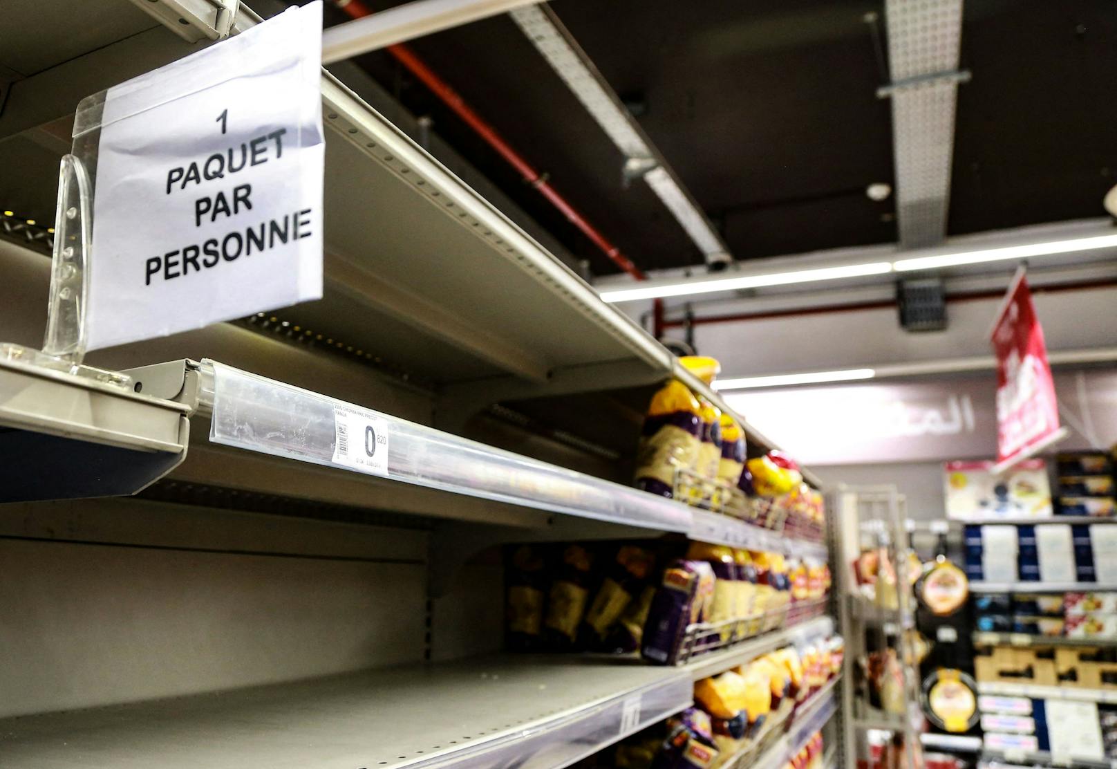 In Tunesien werden derweil Nudeln auf Weizenbasis knapp. "Ein Packerl pro Person" steht auf diesem Schild in einem Supermarkt. 