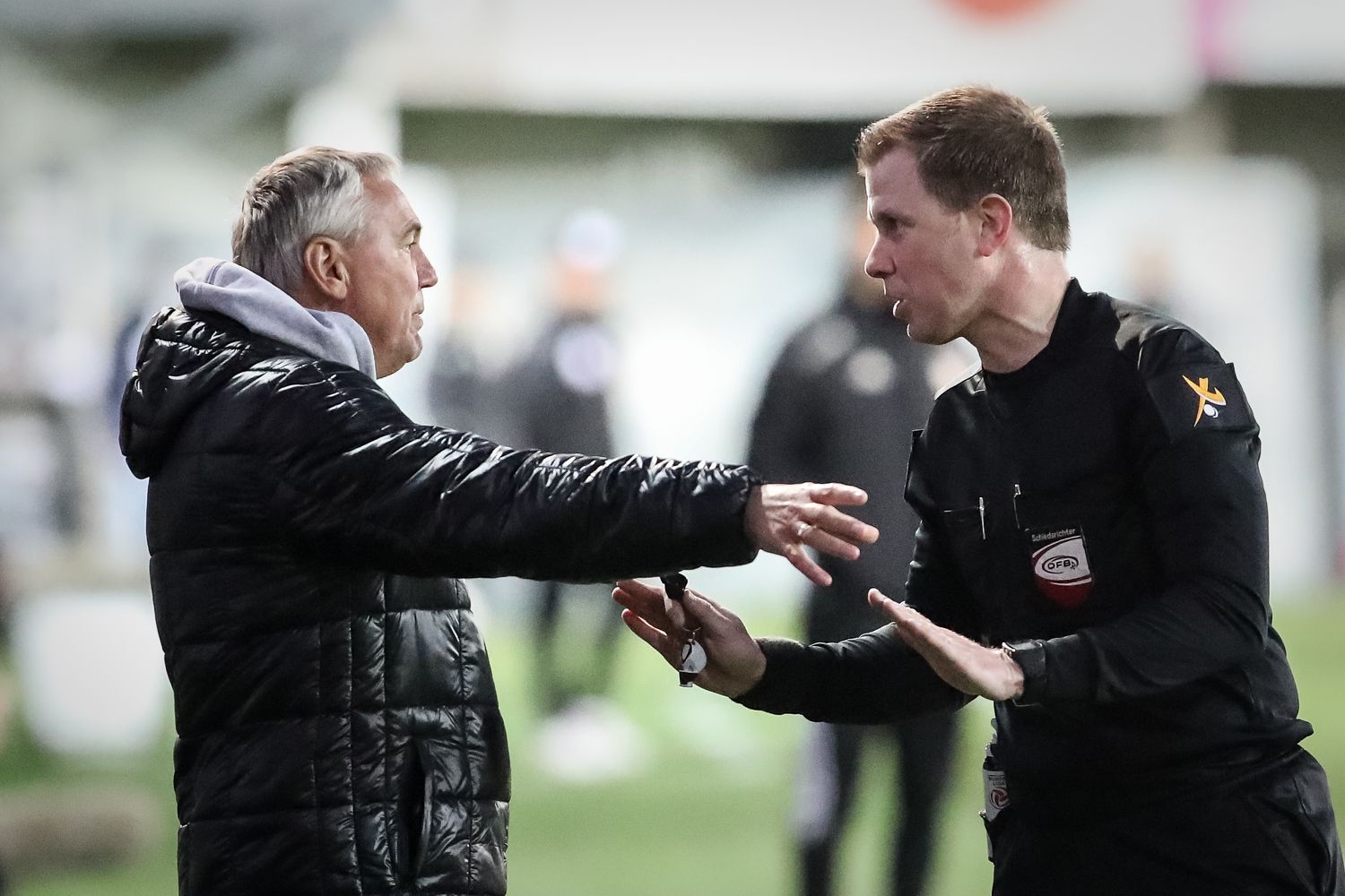 Peter Pacult und Schiedsrichter Markus Hameter.