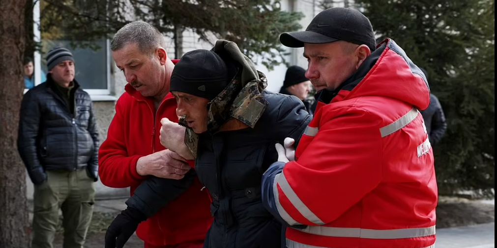 Es gab einen Angriff auf das "Zentrum für Internationale Friedenssicherung und Sicherheit": Einer der Überlebenden wird in Sicherheit gebracht.