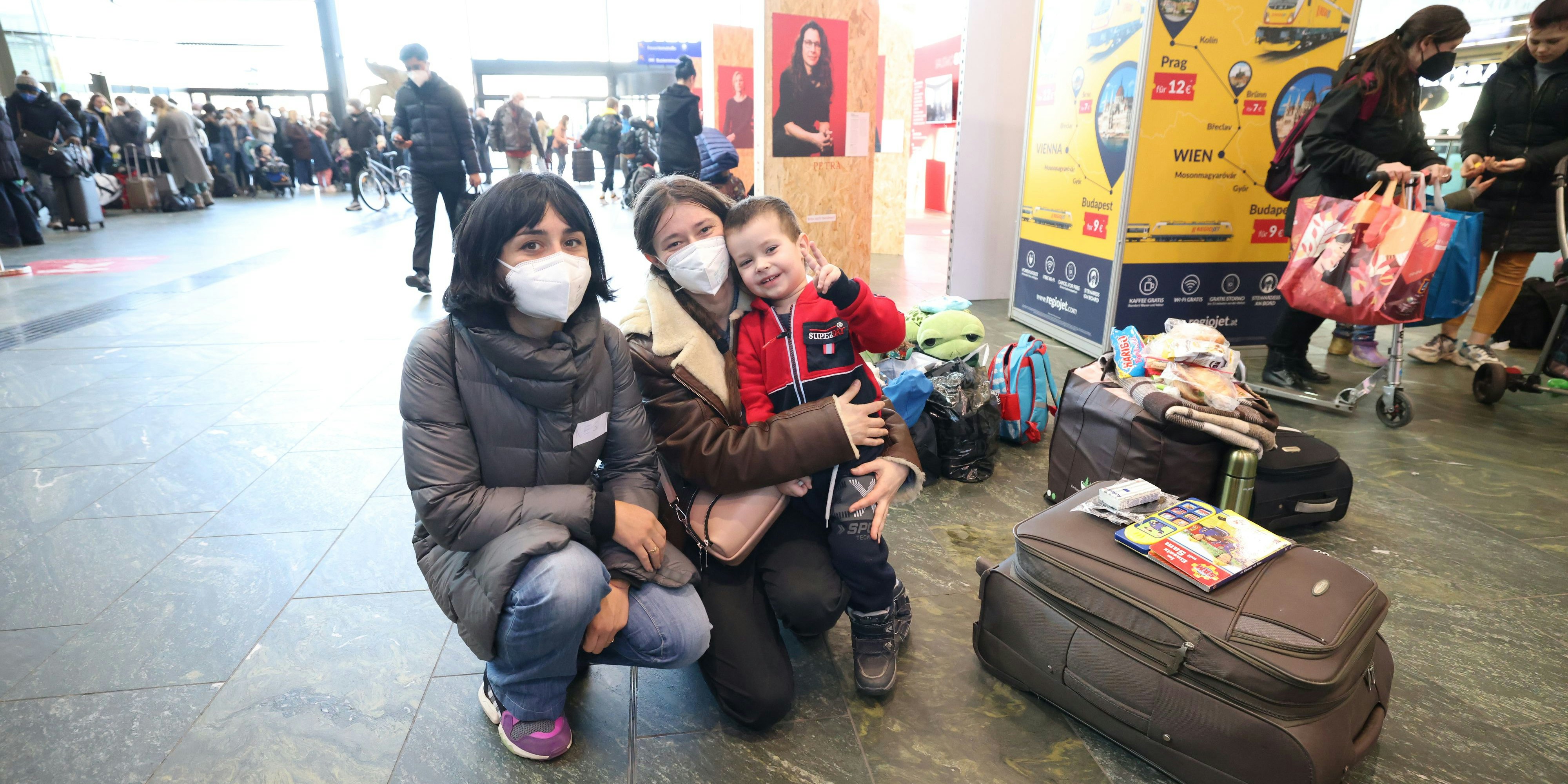 Natalya (28, rechts) will nach Deutschland.