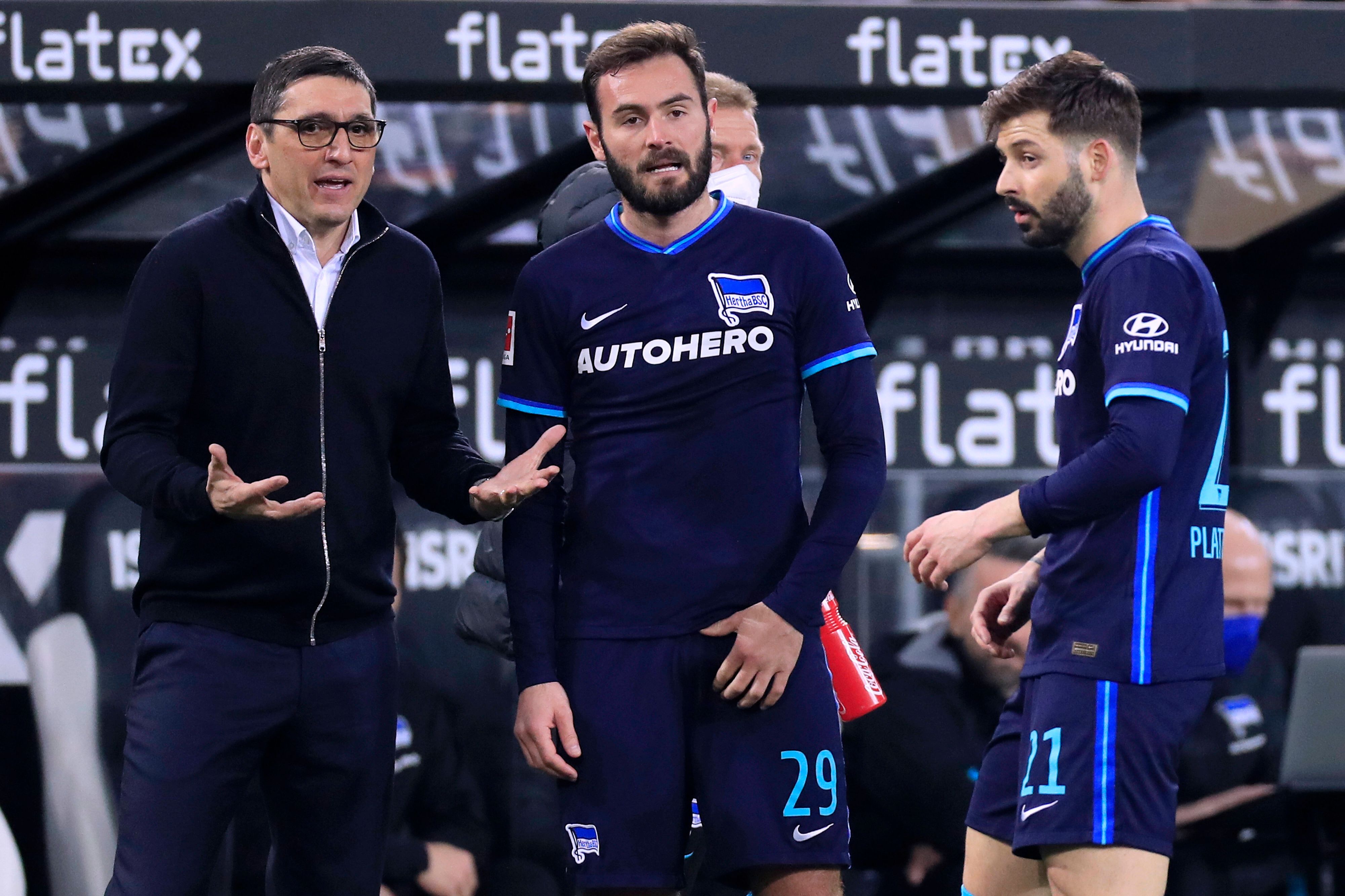 Tayfun Korkut (l.) muss das sinkende Schiff verlassen.