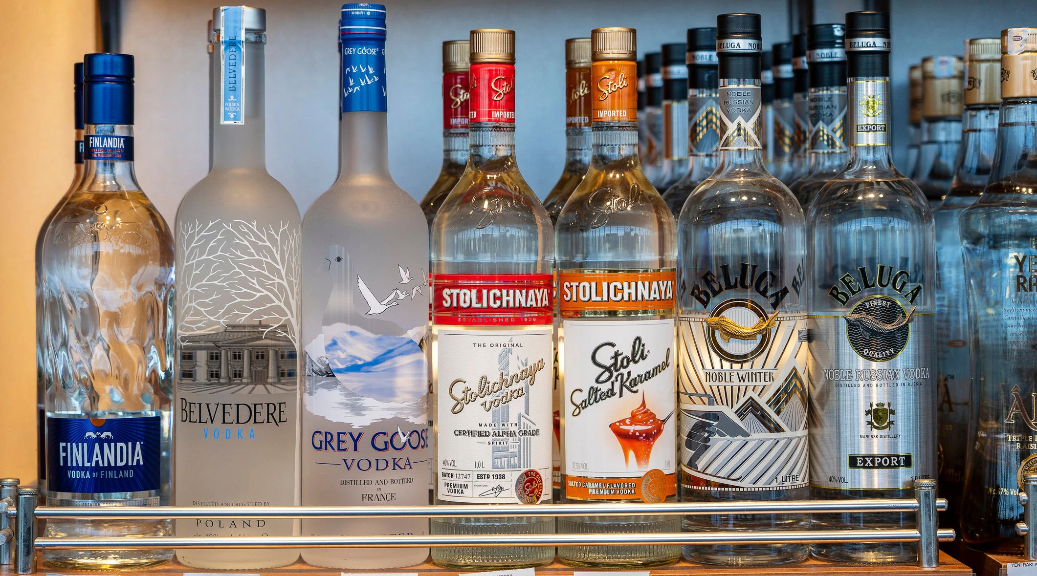 Russisches Vorzeigeprodukt: Wodka. Bekannte marken stammen aber zumeist aus Polen oder anderen EU-Ländern wie Lettland.