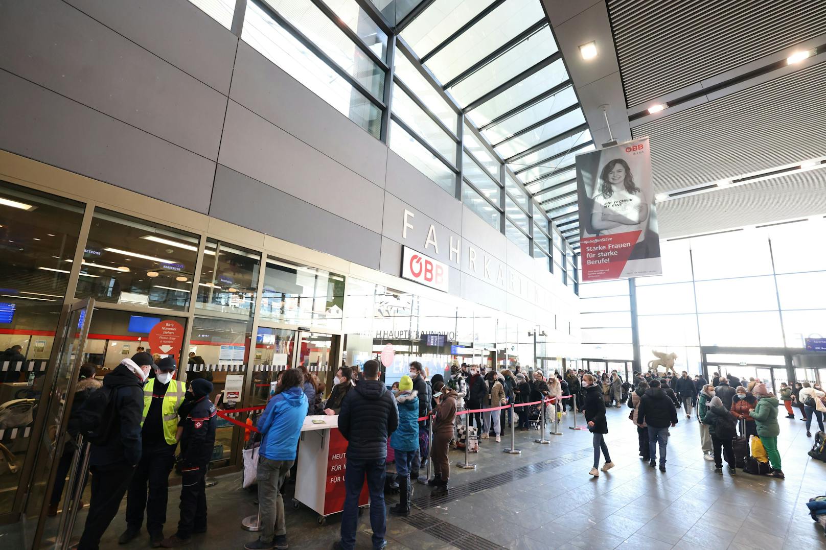 Die Schlange vor den ÖBB-Ticketschaltern ist lang.