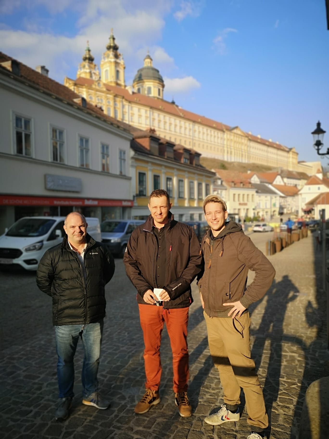 Dominik Paireder (re.) mit Busfahrer Jozsef Varga, Chef von der Busfirma Szilard Szekeres.