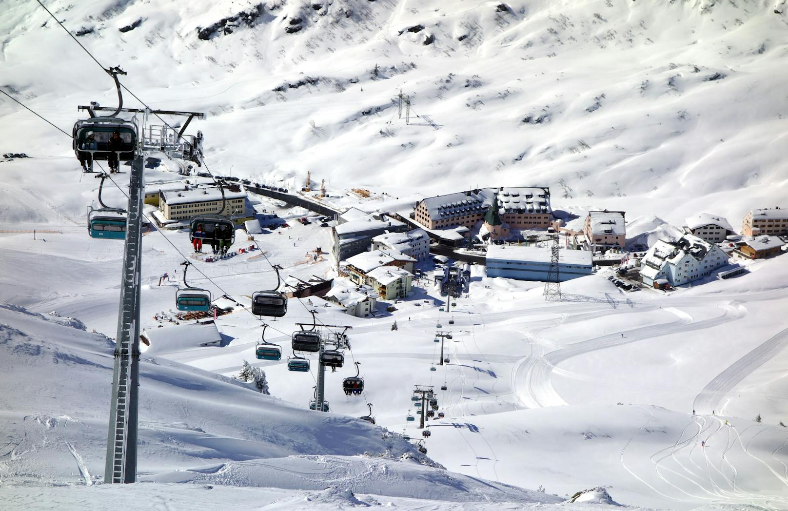 <strong>Platz 4:</strong>&nbsp;Es folgt mit "Ski Arlberg" ein weiteres Skigebiet in Österreich mit&nbsp;302 Pistenkilometern und 61 Euro pro Tageskarte.