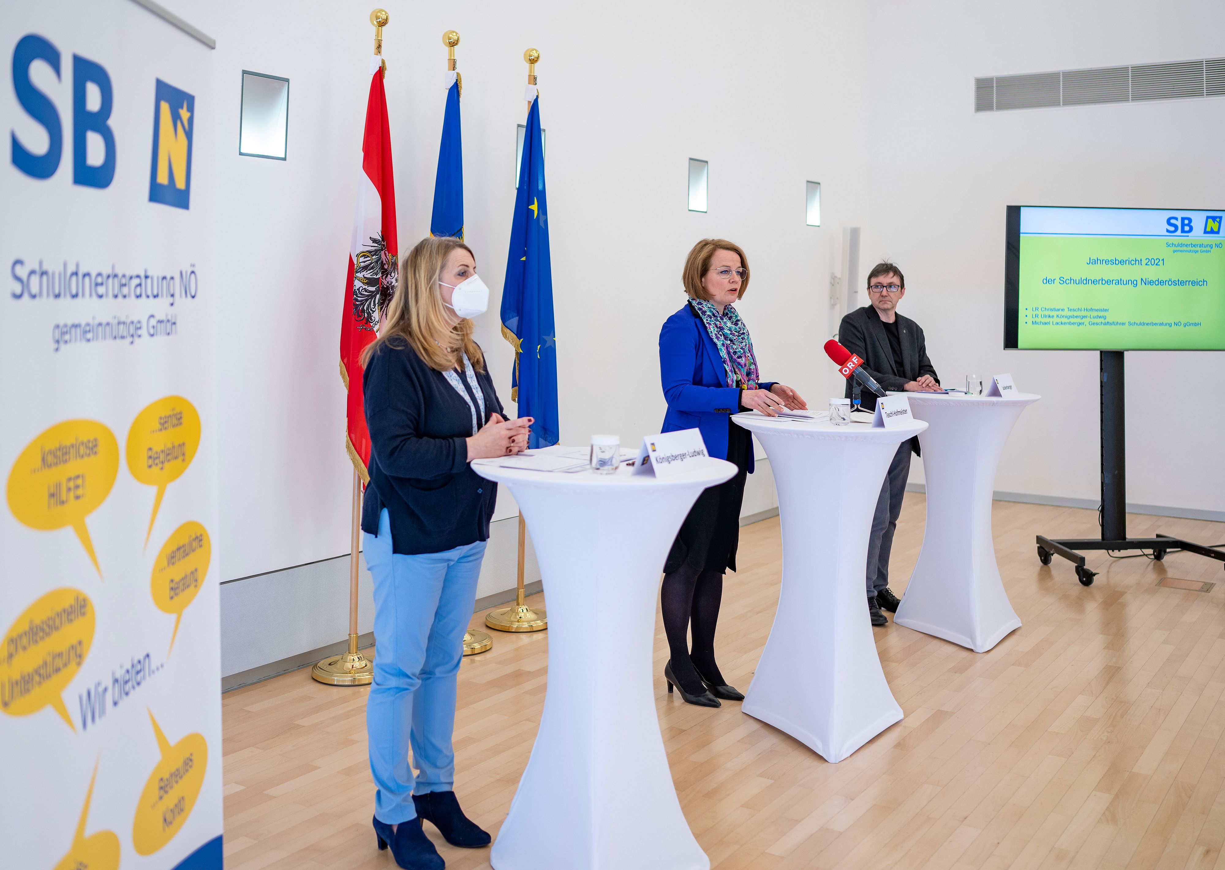 Landesrätin Ulrike Königsberger-Ludwig, Landesrätin Christiane Teschl-Hofmeister und Geschäftsführer Michael Lackenberger (Schuldnerberatung NÖ gGmbH) präsentieren die Ergebnisse und Erkenntnisse der „Jahresstatistik 2021“