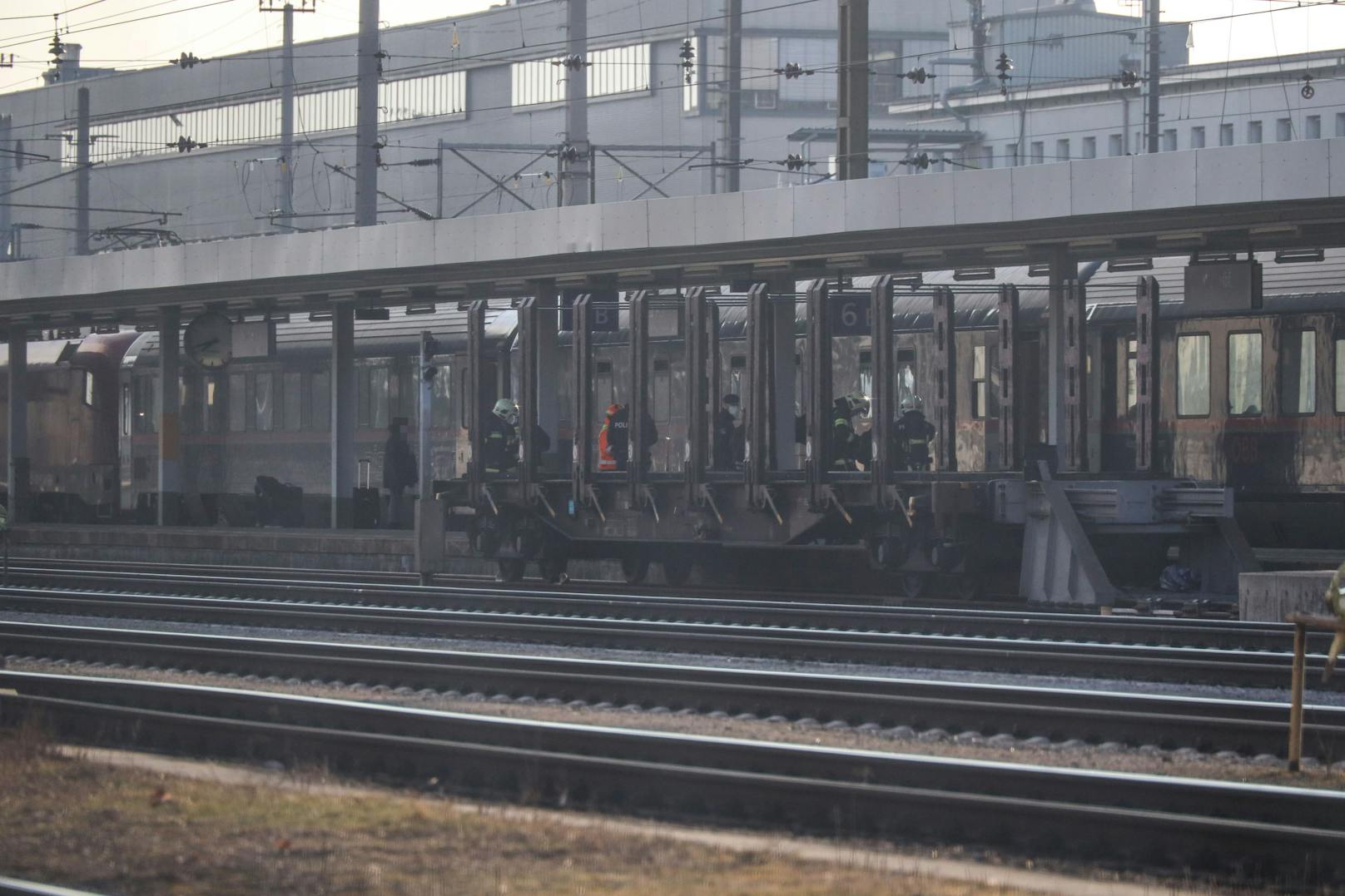 Drei Feuerwehren standen Montagfrüh bei einem Brand in einem Nightjet-Zug der ÖBB im Einsatz.