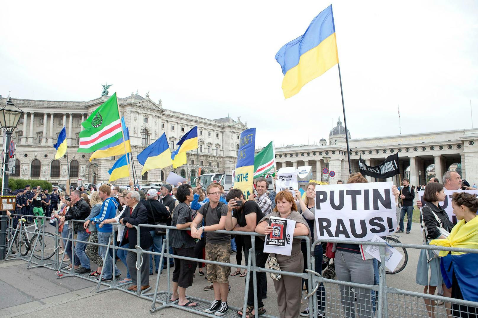 Vor der Tür tobte heftiger Protest von Ukrainern.