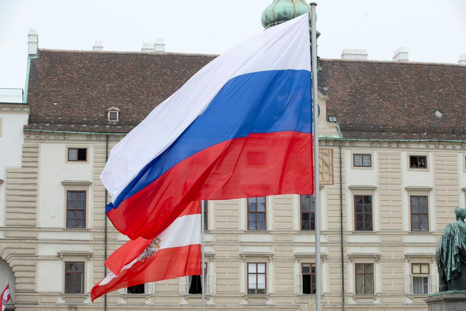 Zu diesem Anlass wurde auch die russische Flagge gehisst.