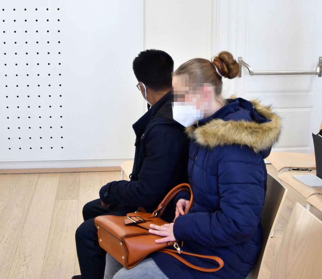 Prozess in Linz gegen die Eltern, sie sollen ihren drei Wochen alten Säugling misshandelt haben.