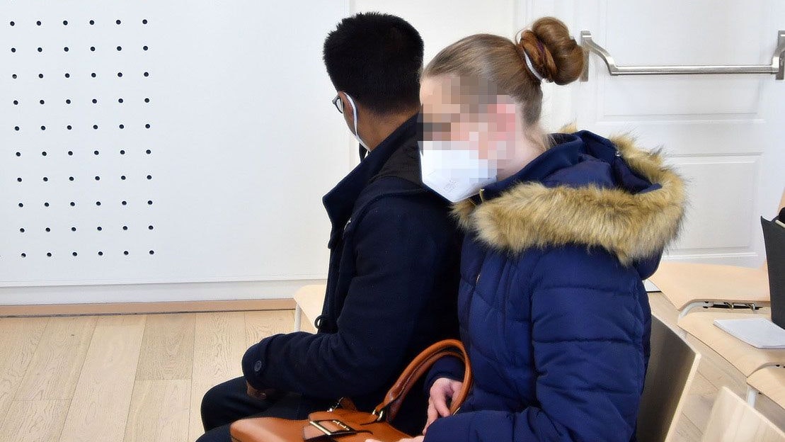 Prozess in Linz gegen die Eltern, sie sollen ihren drei Wochen alten Säugling misshandelt haben.