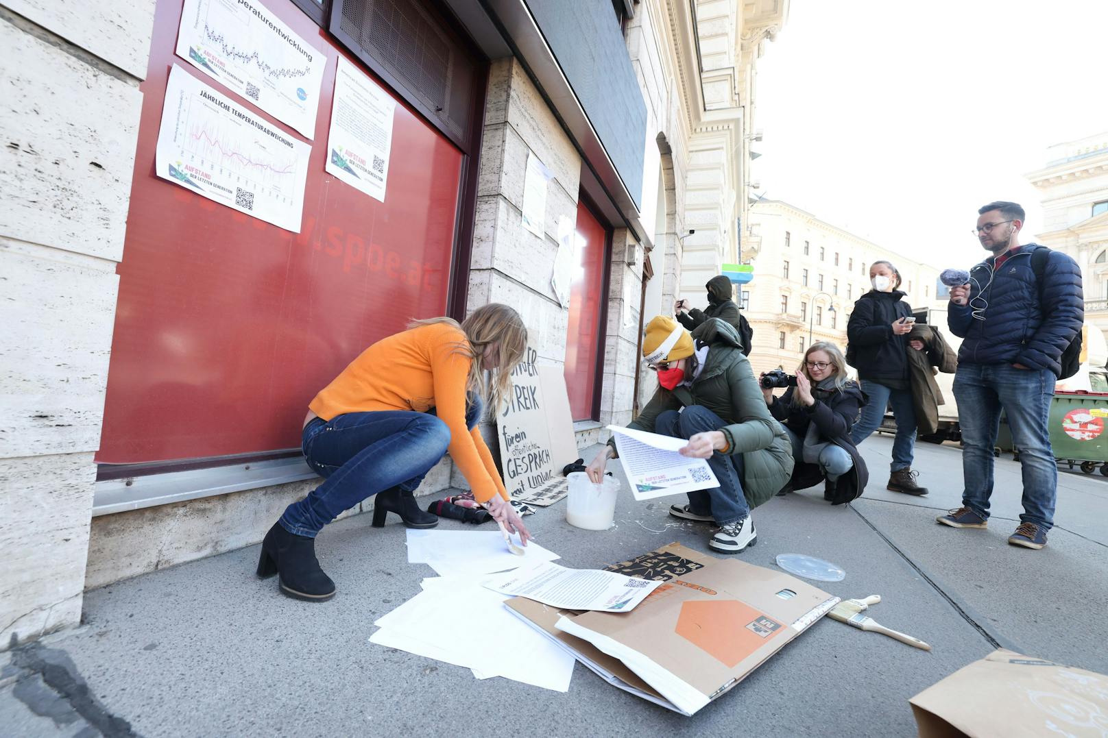 Aktivisten klebten die Fassade der SPÖ-Parteizentrale zu.