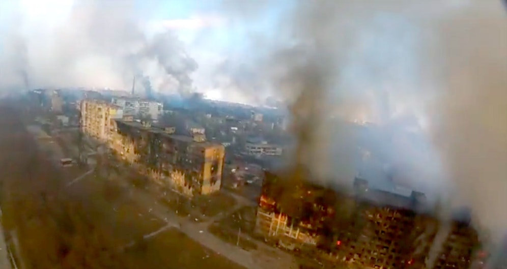 Mariupol unter russischem Beschuss: Überall brennen Wohngebäude.
