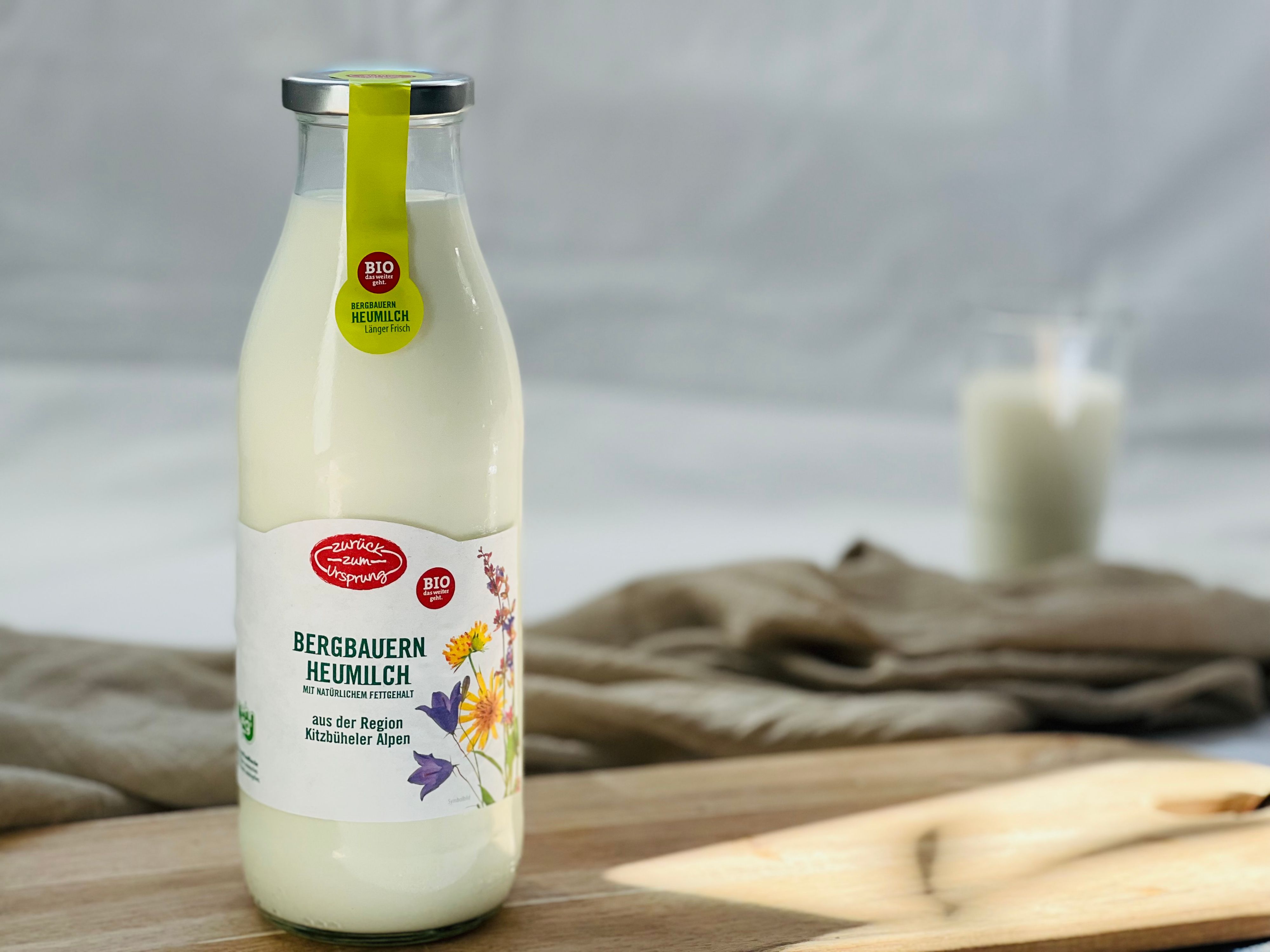 "Zurück zum Ursprung" BIO-Heumilch in der Mehrweg-Glasflasche: Frische Heumilch von Bergbauern aus der Region Kitzbüheler Alpen 1 l, um 1,79 Euro pro Flasche.