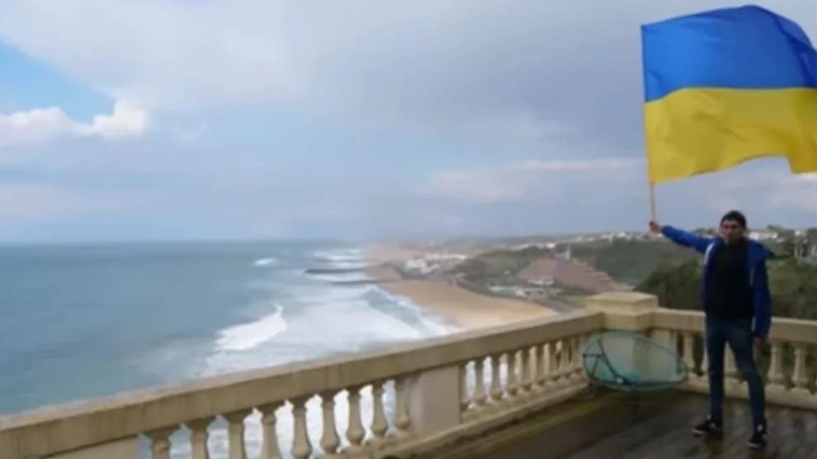 Aktivisten besetzen die Putin-Villa in Biarritz (Südfrankreich) und hissen am Balkon die Ukraine-Flagge.&nbsp;