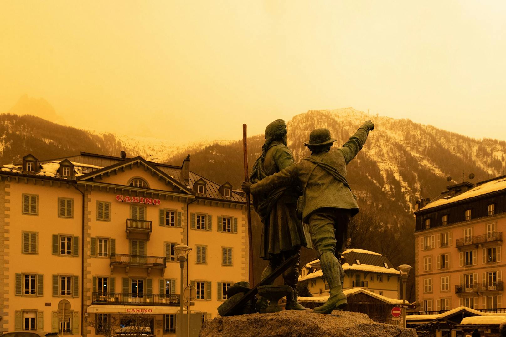 Saharastaub färbt den Himmel über der französischen Alpengemeinde Charmonix in dunkles Gelb. Archivbild.