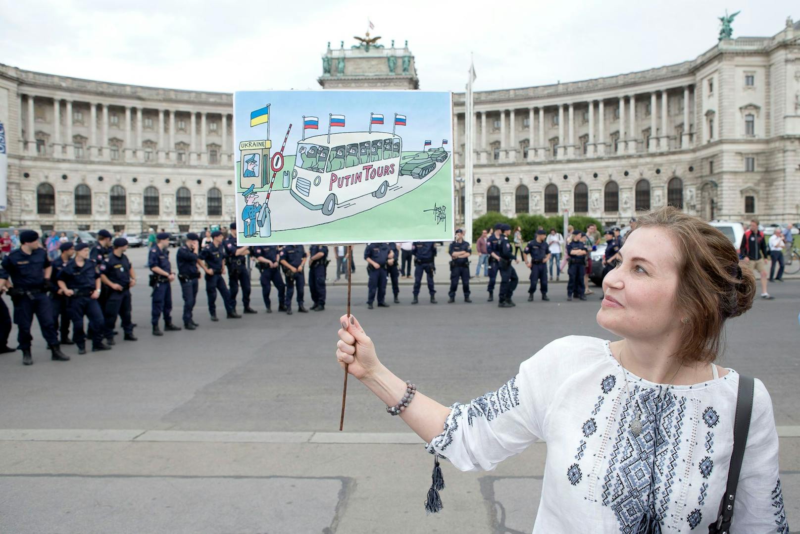 Eine Demonstrantin warnte per Schild vor einer weiteren Invasion.