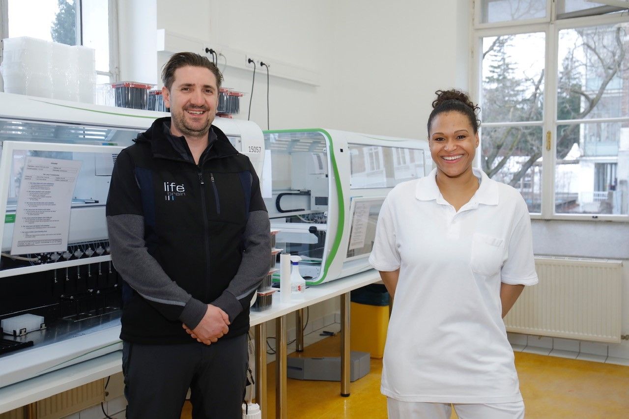 "Lifebrain"-Mitarbeiter Mustafa S. und Antonia S. zittern um ihre Jobs.