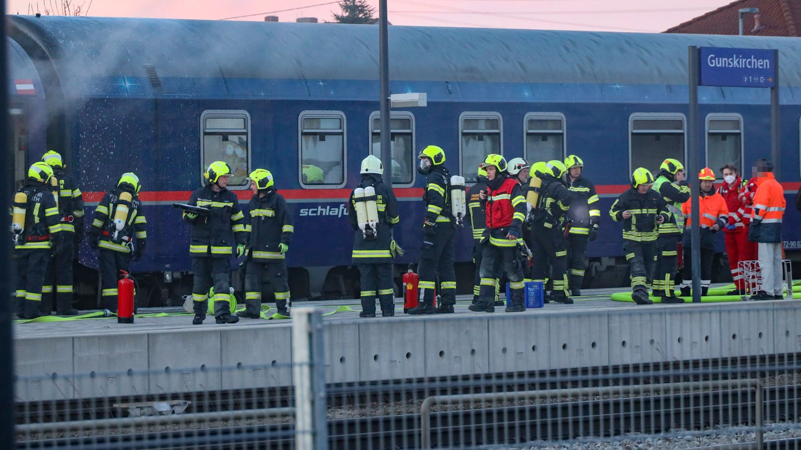 Nachtreisezug der ÖBB steht in Brand.