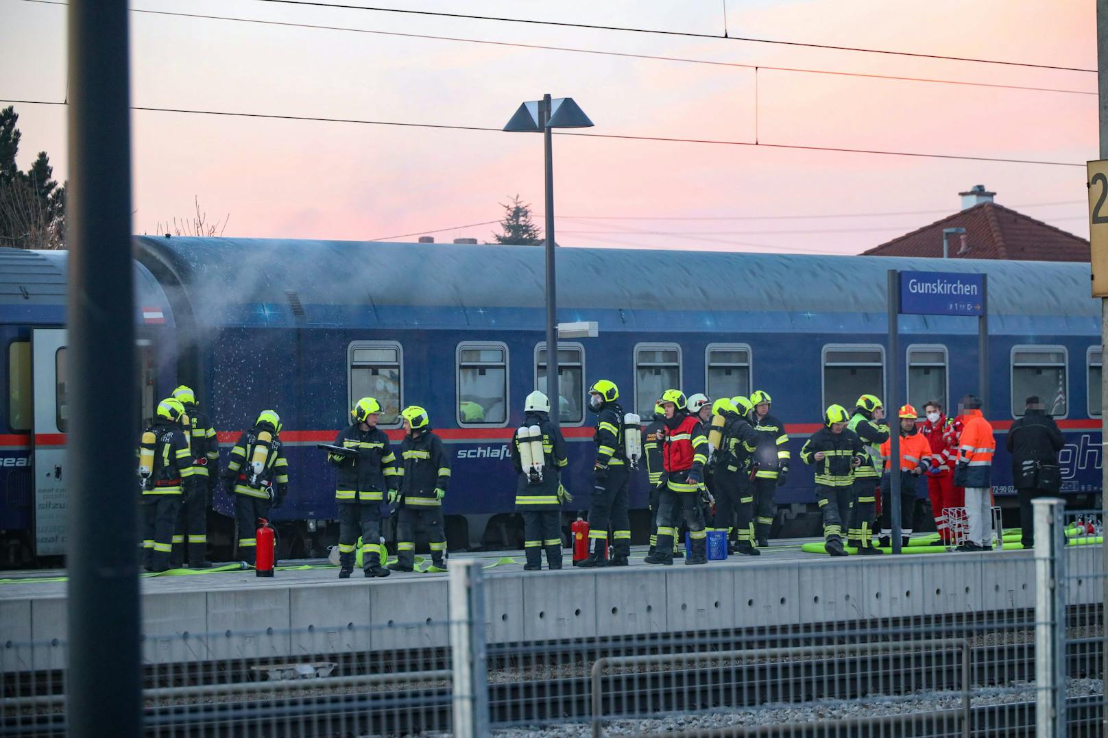 Drei Feuerwehren standen Montagfrüh bei einem Brand in einem Nightjet-Zug der ÖBB im Einsatz.