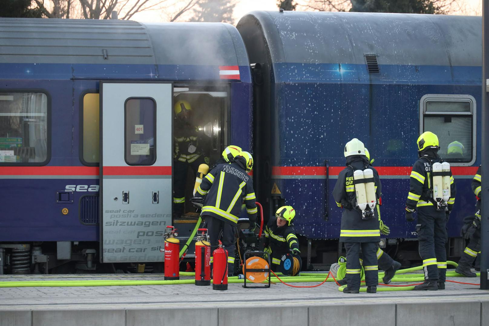 Drei Feuerwehren standen Montagfrüh bei einem Brand in einem Nightjet-Zug der ÖBB im Einsatz.