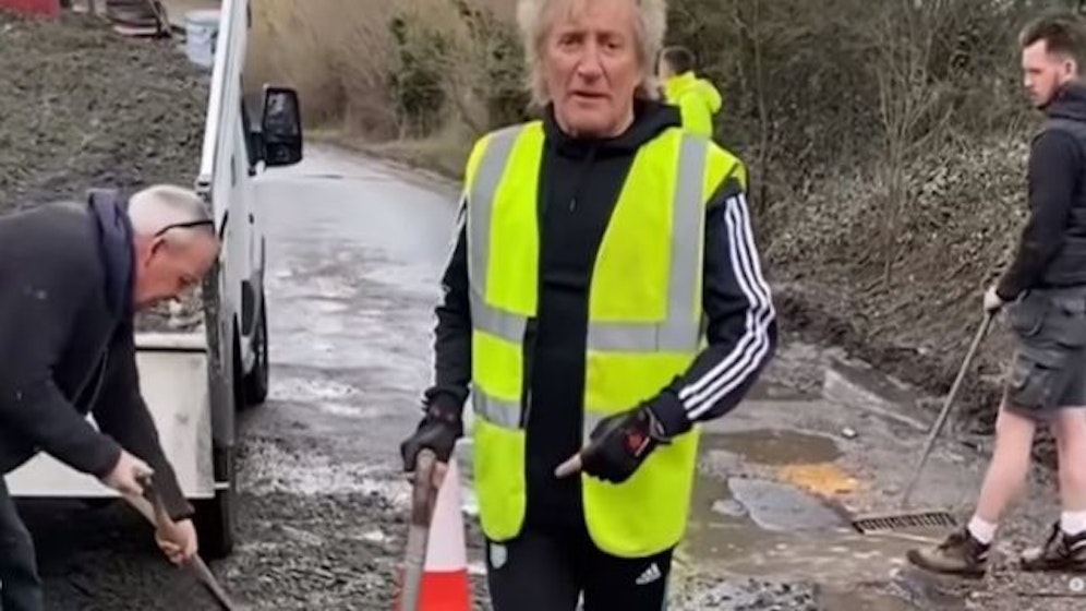 Rod Stewart macht sich die Hände schmutzig.