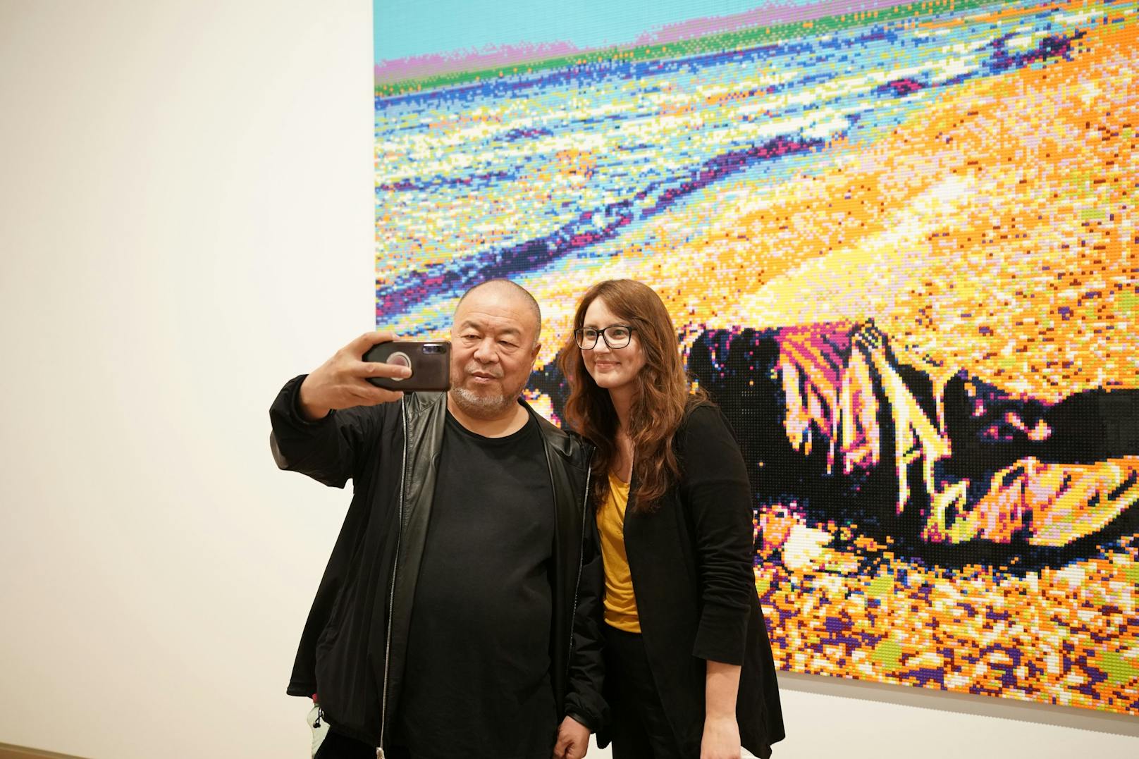 Künstler Ai Weiwei knipste mit Amra Durić (<em>"Heute"</em>) ein Selfie.