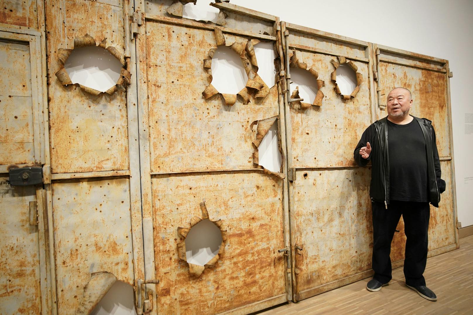 Ai Weiwei beim ausgestellten Werk "A Metal Door with Bullet Holes, 2015"