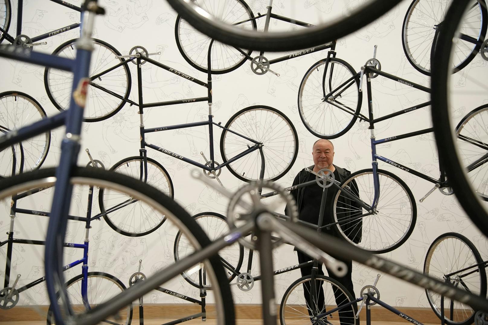 Künstler und Aktivist Ai Weiwei hinter seinem Kunstwerk "Forever Bicycles, 2003" in der Albertina modern in Wien.