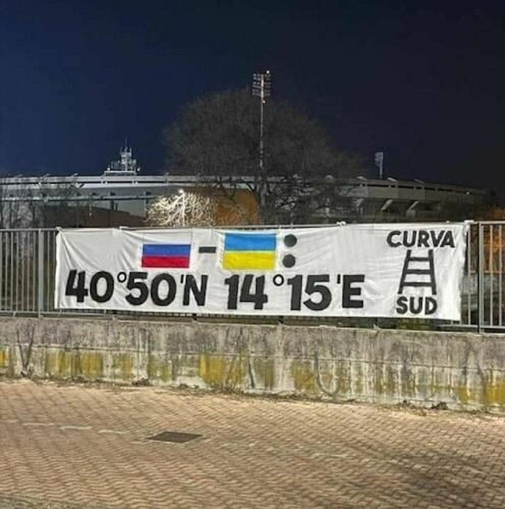 Das Plakat der Hellas-Fans mit den Koordinaten Neapels.&nbsp;