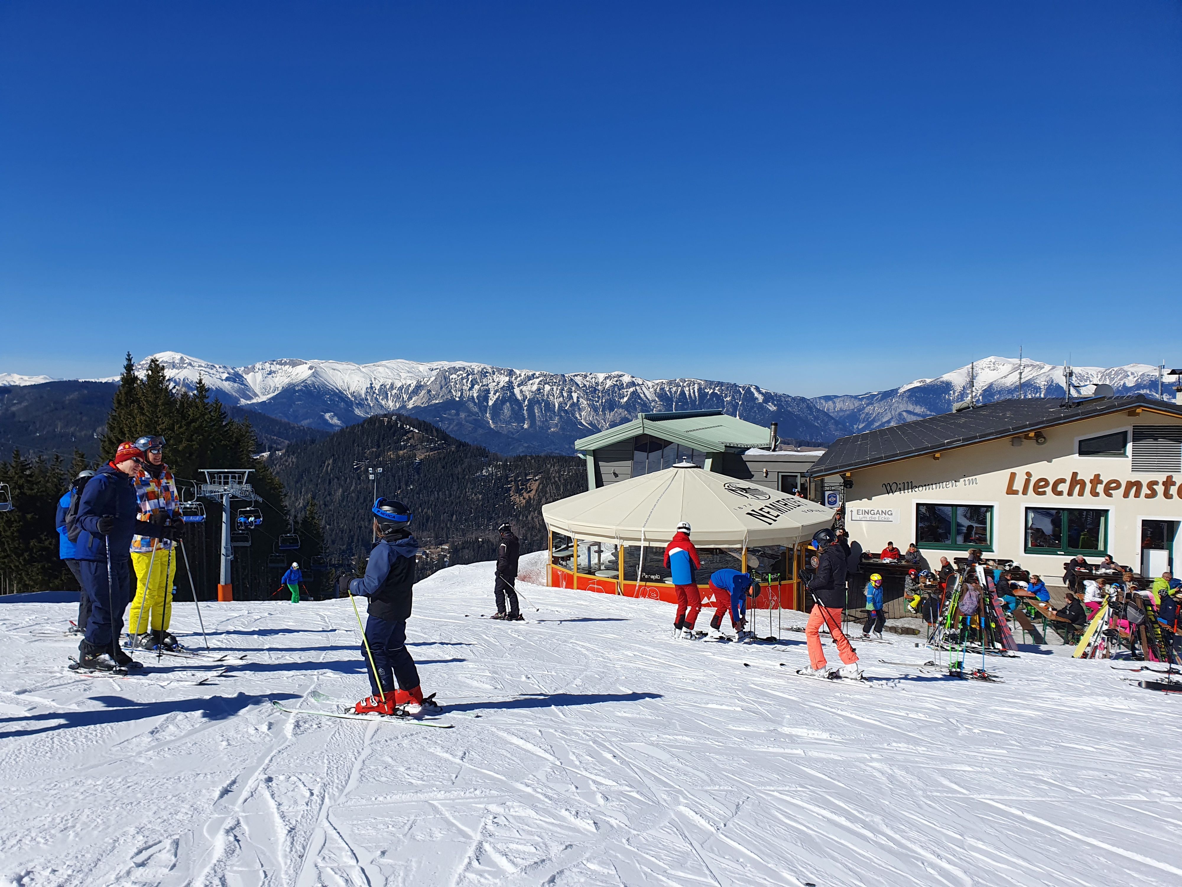 Besucher nutzten traumhaftes Wetter am Samstag am Semmering.