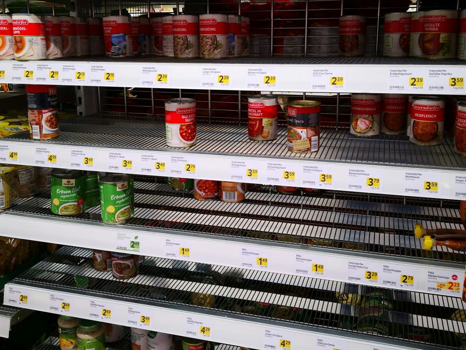 Halbleere Regale in einem Supermarkt im Wiener Umland nach Beginn des Ukraine-Kriegs.