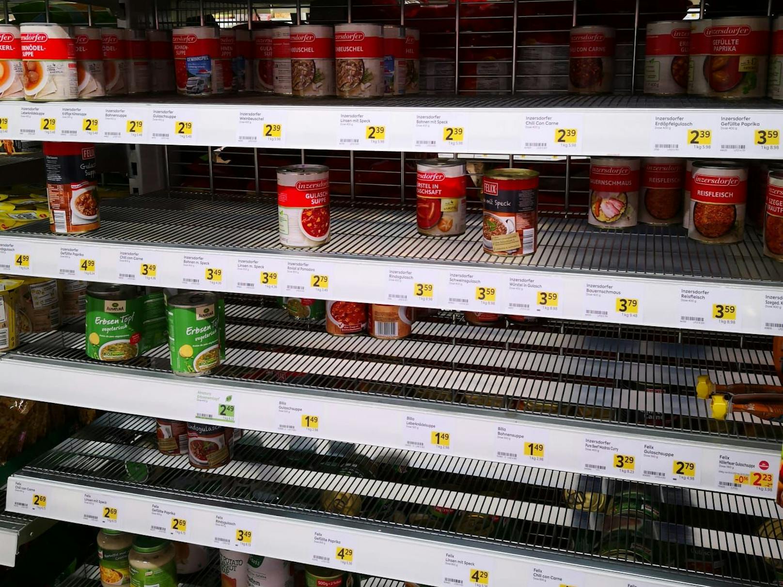 Halbleere Regale beim Krisen-Klassiker Dosen-Fertiggerichte in einem niederösterreichischen Supermarkt.