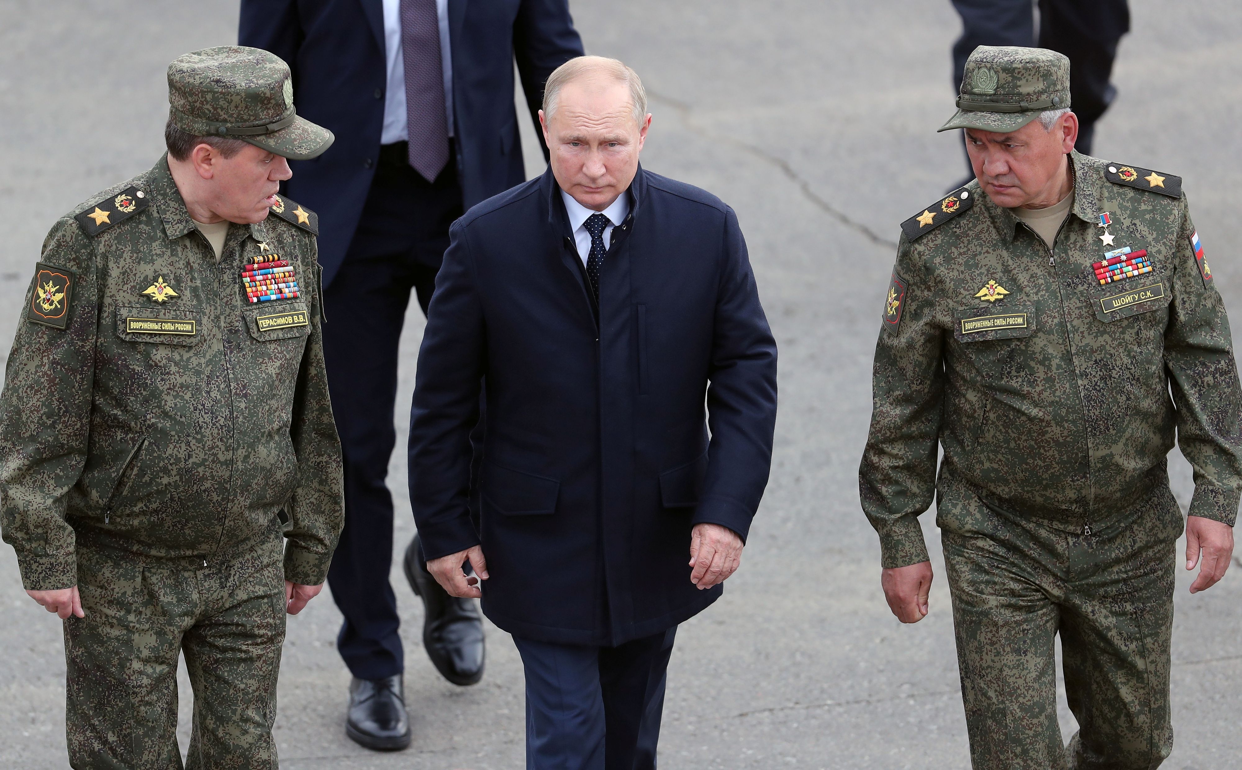 Russlands Präsident Wladimir Putin (Mitte), Verteidigungsminister Sergei Shoigu (r.) und Generalstabschef der Armee Waleri Gerassimow 2021.