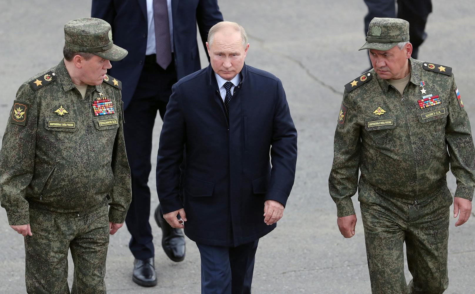 Russlands Präsident Wladimir Putin (Mitte), Verteidigungsminister Sergei Shoigu (r.) und Generalstabschef der Armee Waleri Gerassimow, 2021.