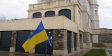 Aktivisten besetzen Putin-Villa, hissen Ukraine-Flagge