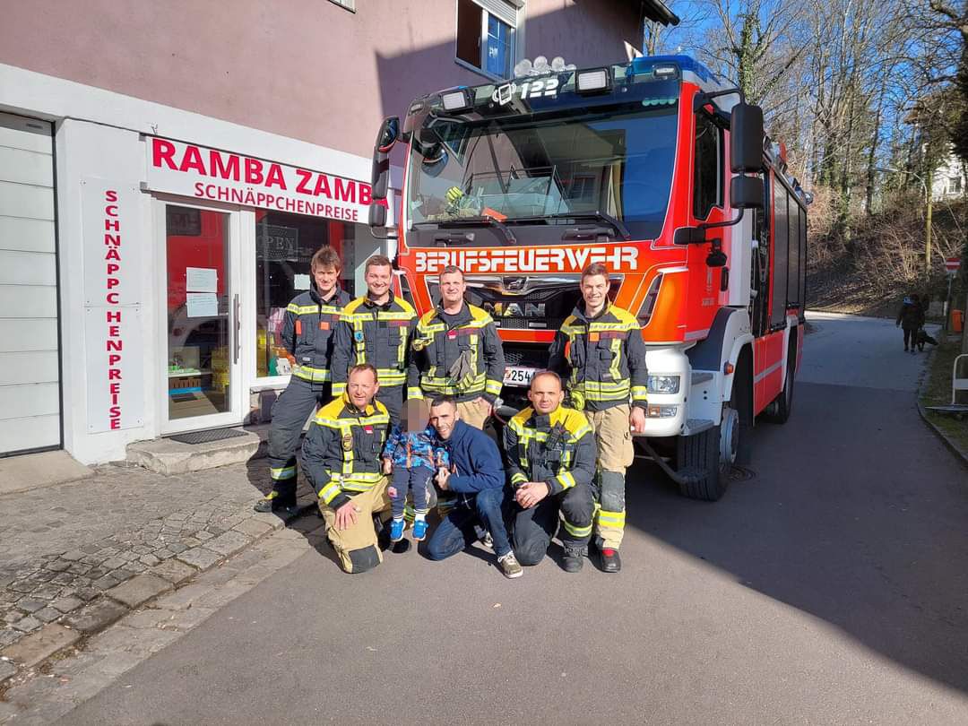 Die Feuerwehr konnte den dreijährigen Ayoub aus dem Brückengeländer retten.