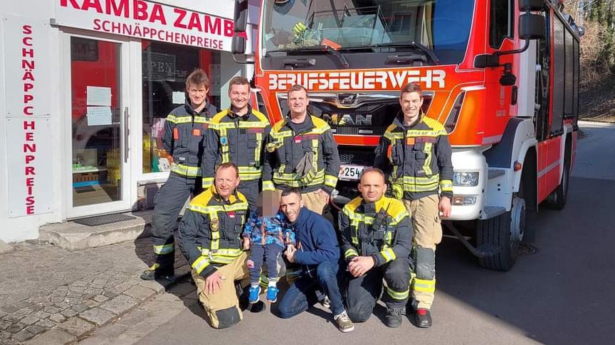 Die Feuerwehr konnte den dreijährigen Ayoub aus dem Brückengeländer retten.