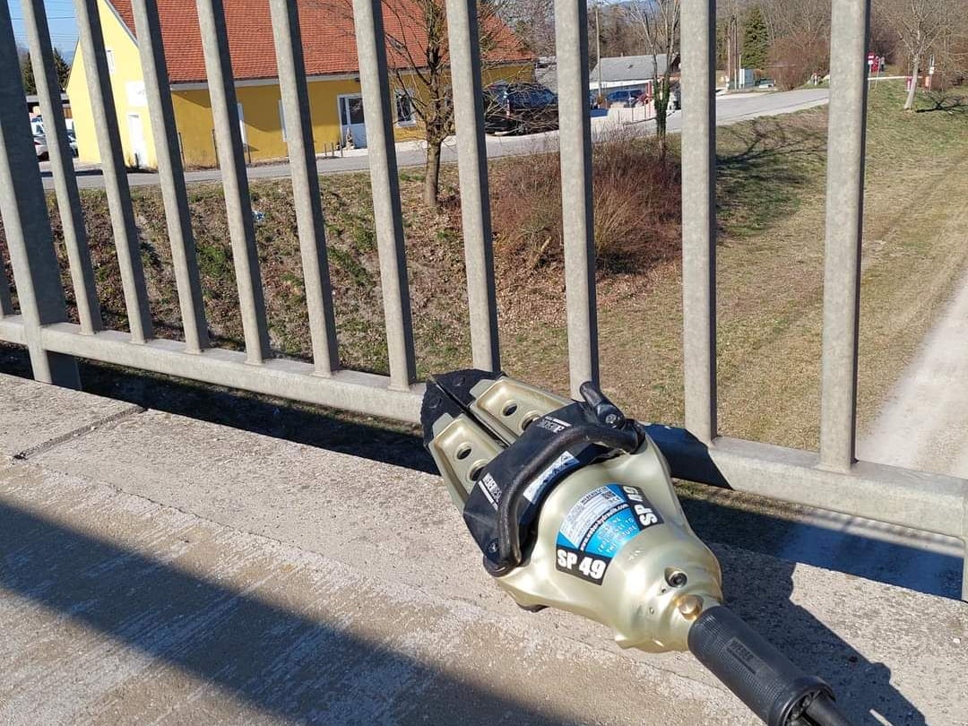 In diesem Brückengeländer steckte der Bub fest, die Feuerwehr rückte mit dem Rettungsspreizer an.